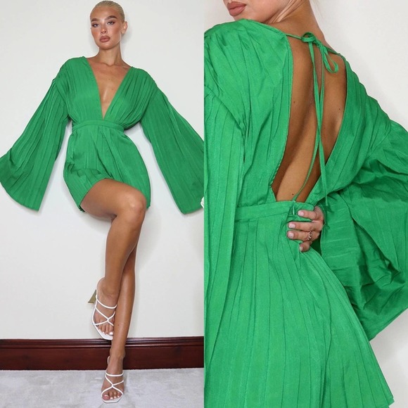 PrettyLittleThing Green Plunge Pleated Romper - Picture 1 of 13